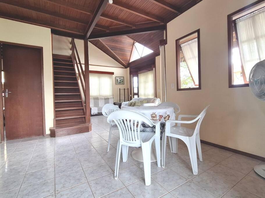 Linda Casa Ampla, Arejada A Passos Da